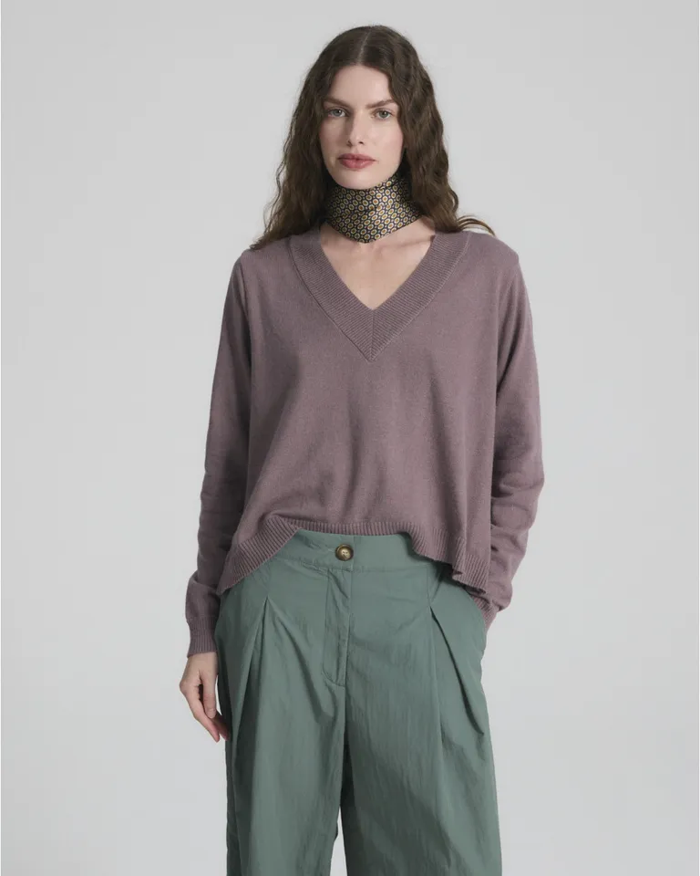 Sweater escote en V con mangas largas y corte recto de Blue Sheep en Buzos y Sweaters para argentina