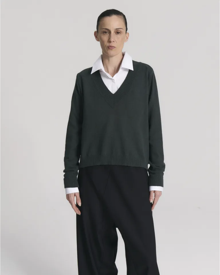 Sweater escote en V con mangas largas y corte recto de Blue Sheep en Buzos y Sweaters para argentina