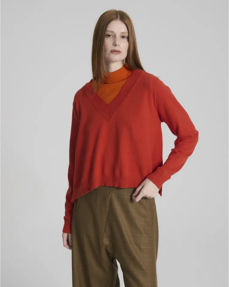 Sweater escote en V con mangas largas y corte recto de Blue Sheep en Buzos y Sweaters para argentina