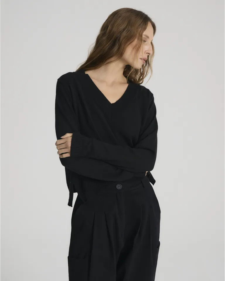 Sweater escote en V con mangas largas y corte recto de Blue Sheep en Buzos y Sweaters para argentina