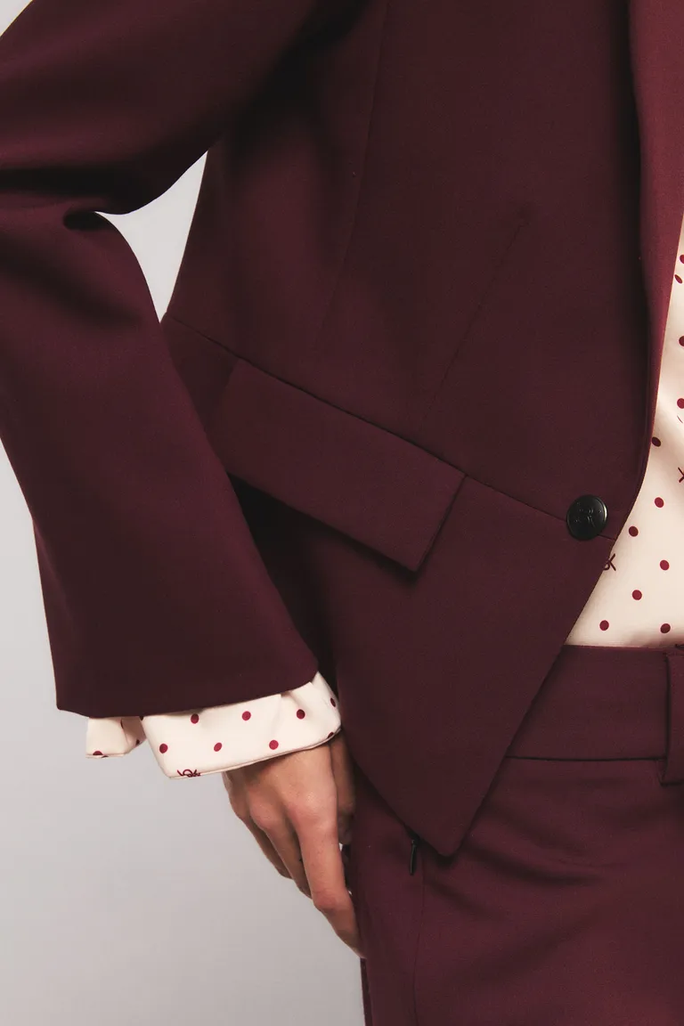 Blazer sastrero de corte entallado con bolsillos laterales y mangas acampanadas con tajo de Kosiuko en Blazers para argentina