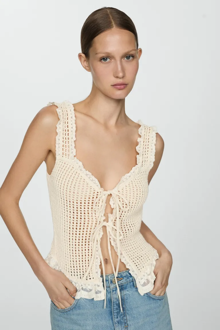 Top calado detalle puntilla de Mango en Tops para argentina