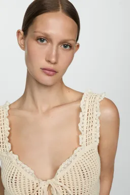 Top calado detalle puntilla de Mango en Tops para argentina