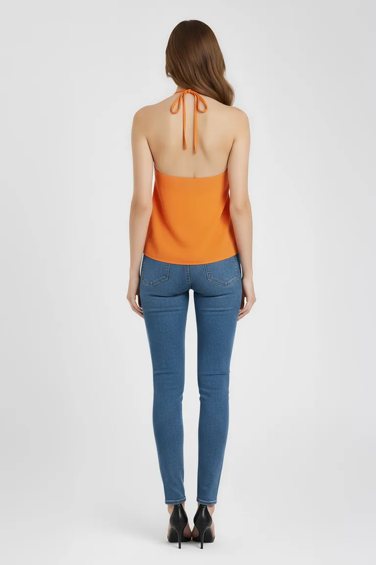 Top con diseño triangular en naranja vivaz, perfecto para un look urbano y elegante de Naíma en Tops para argentina