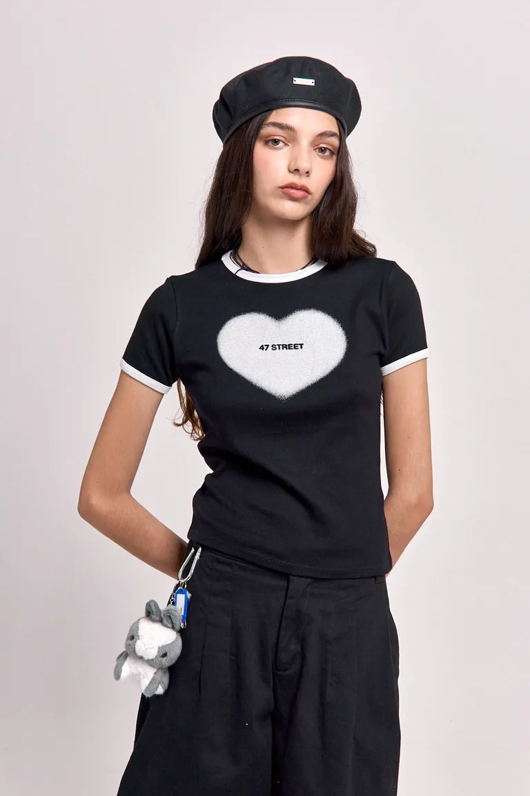 Remera de algodón con diseño de corazón, perfecta para un look casual y personal de 47 Street en Remeras para argentina