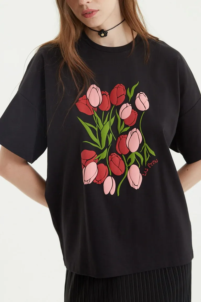 Remera de calce oversize con estampa frontal de flores y mangas cortas de Las Pepas en Remeras para argentina
