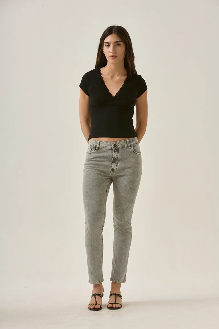 Pantalón skinny de tiro medio con efecto nevado, ideal para un look casual y versátil de Sweet en Pantalones para argentina