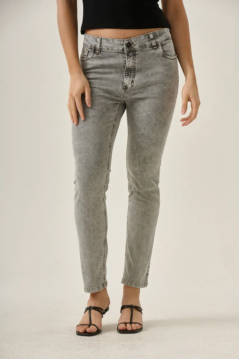 Pantalón skinny de tiro medio con efecto nevado, ideal para un look casual y versátil de Sweet en Pantalones para argentina