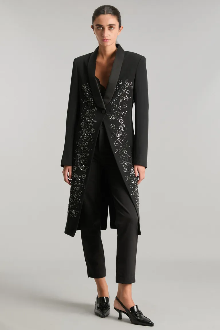 Saco brummel negro con detalles de canutillos, corte regular y largo por debajo de las rodillas. de Kosiuko en Blazers para argentina
