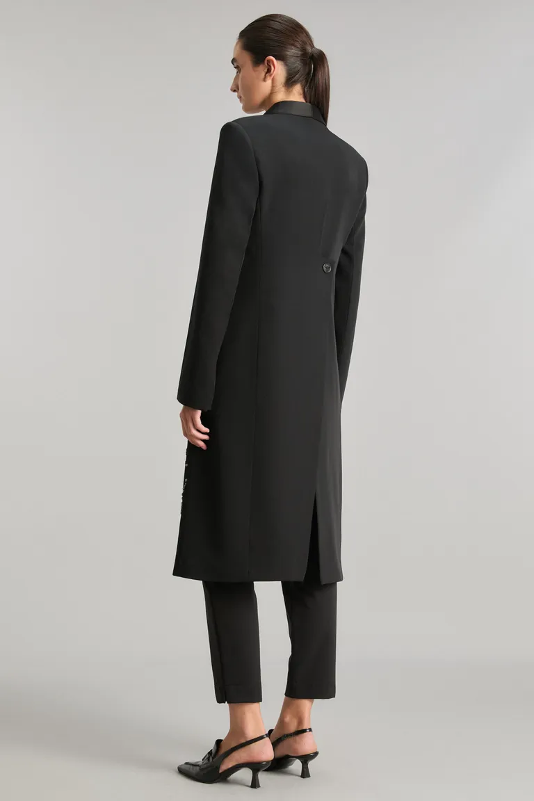 Saco brummel negro con detalles de canutillos, corte regular y largo por debajo de las rodillas. de Kosiuko en Blazers para argentina