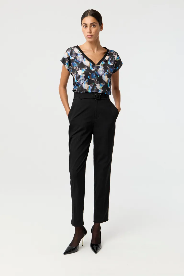 Remera de mujer con escote en V, hombros caídos y diseño estampado con detalle metálico en cuello de Markova en Remeras para argentina