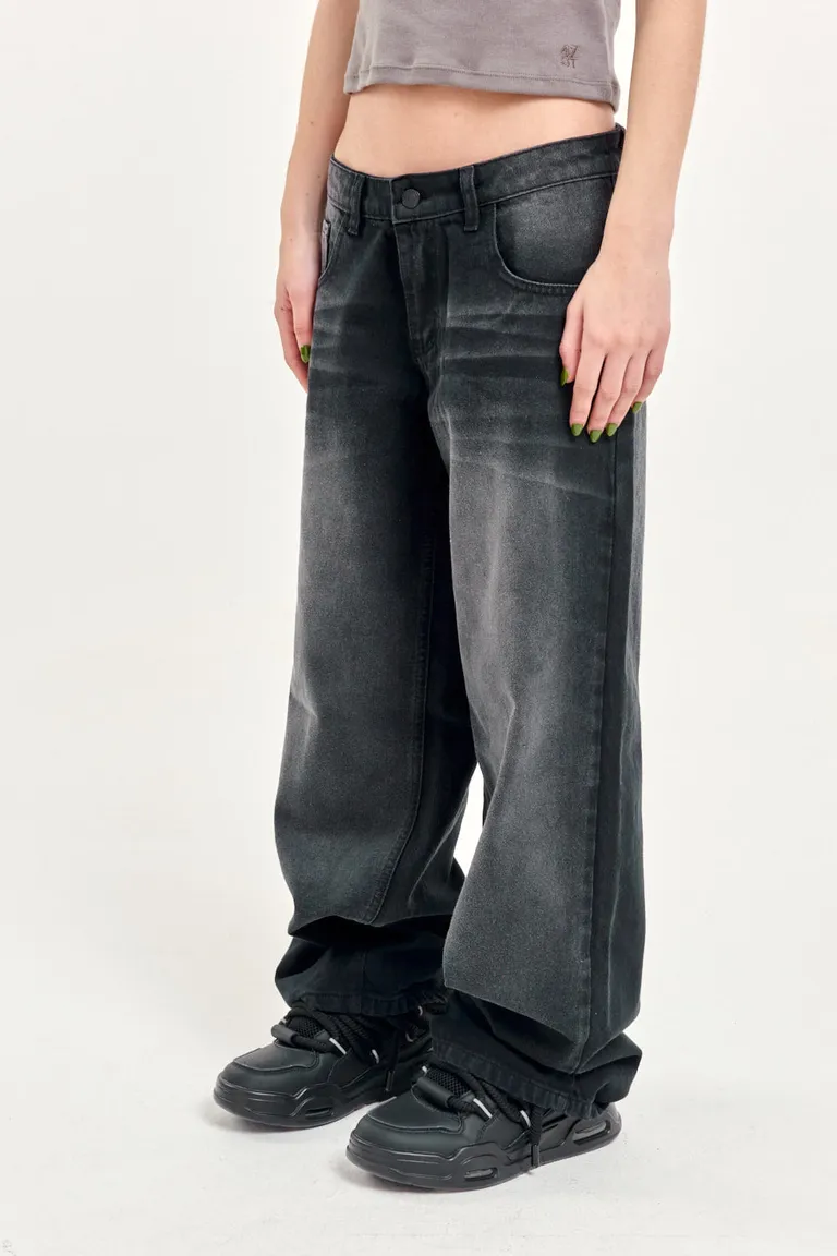 Pantalón ancho de tiro bajo en gabardina negra con lavado artesanal de 47 Street en Pantalones para argentina