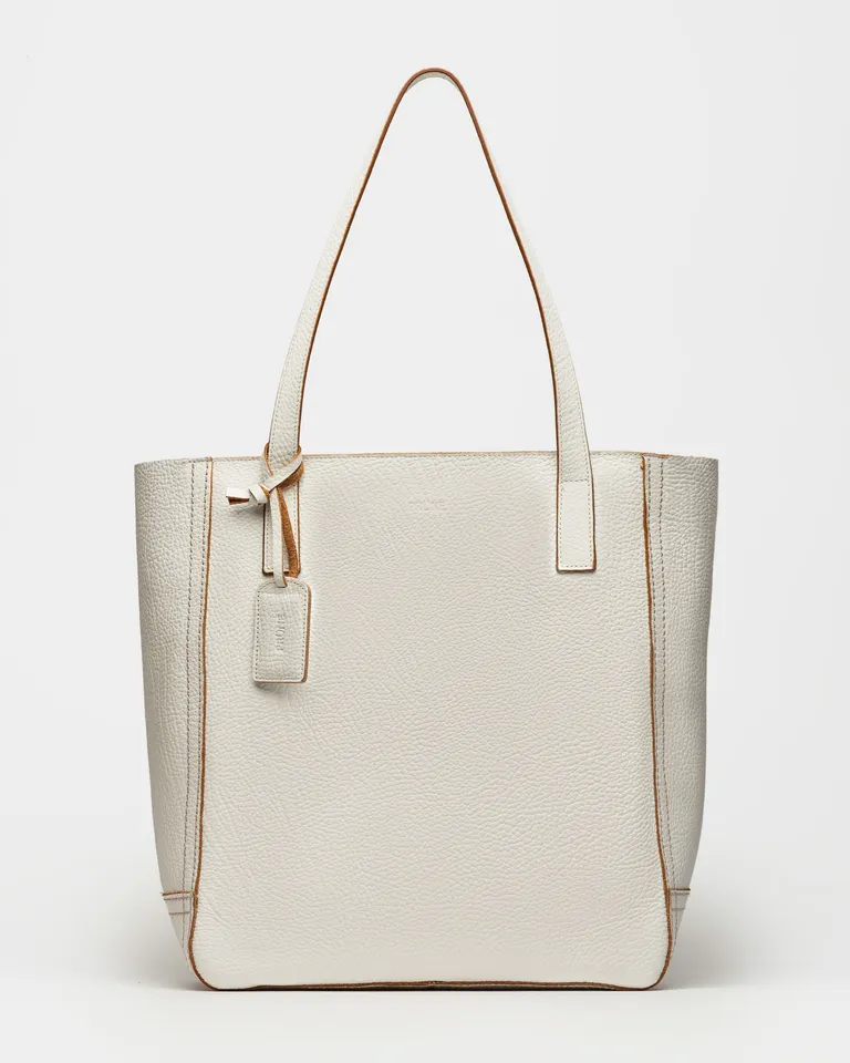 Bolso de mano blanco con cierre y asa para el hombro, ideal para uso diario y ocasiones formales de Prüne en Bolsos y Carteras para argentina