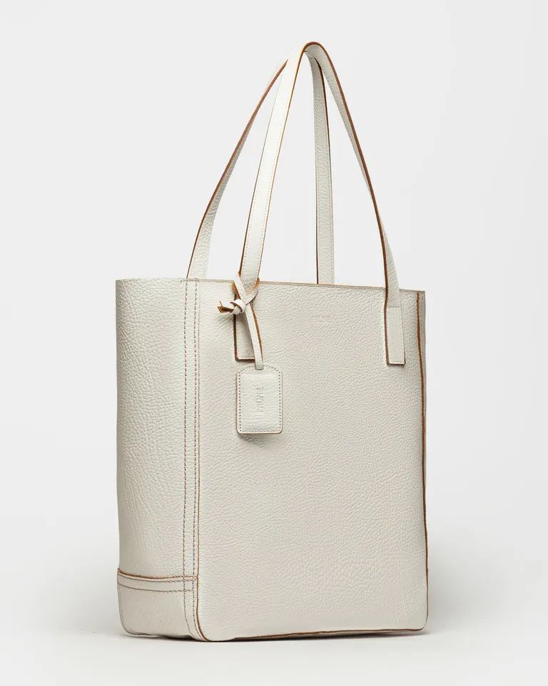 Bolso de mano blanco con cierre y asa para el hombro, ideal para uso diario y ocasiones formales de Prüne en Bolsos y Carteras para argentina