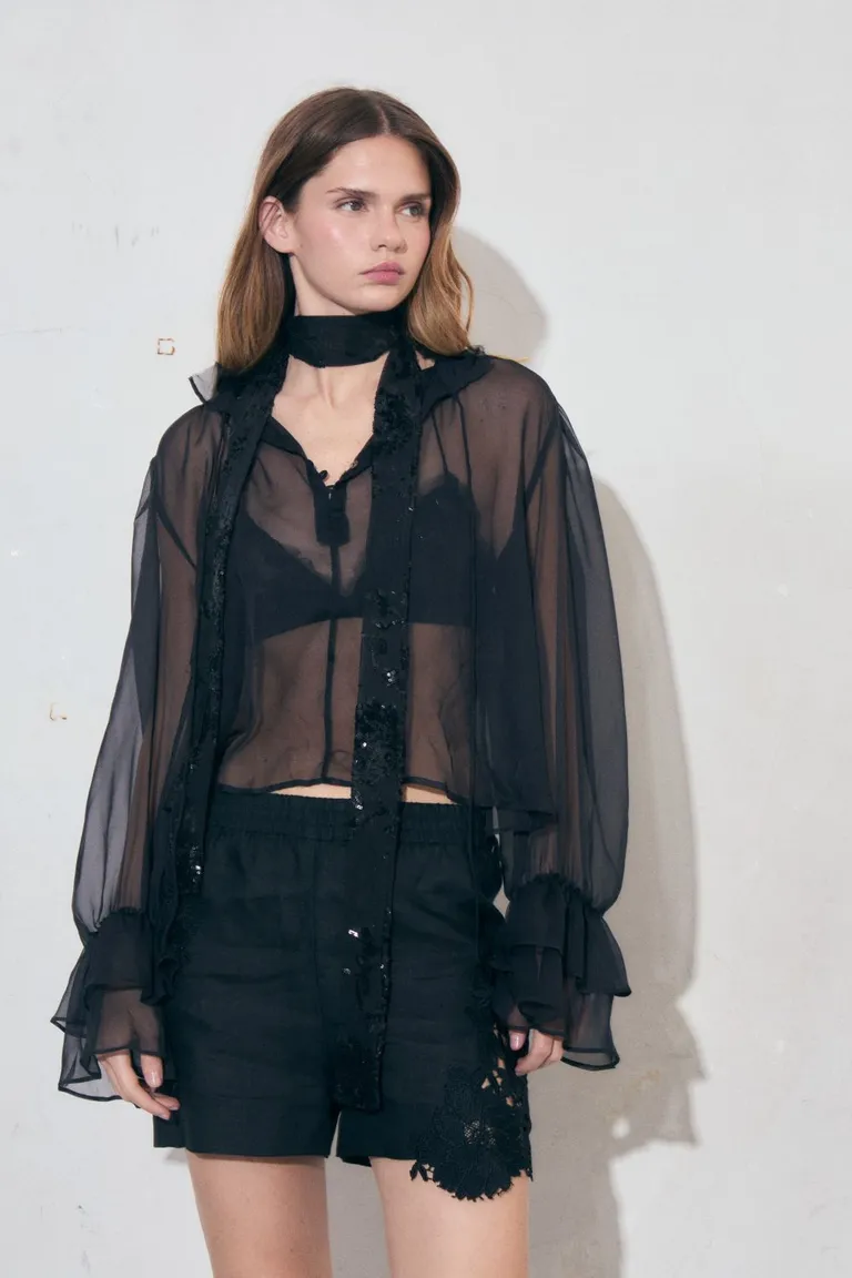 Short negro de estilo Oxford, una prenda elegante y versátil para la mujer moderna de Allo Martinez en Shorts para argentina