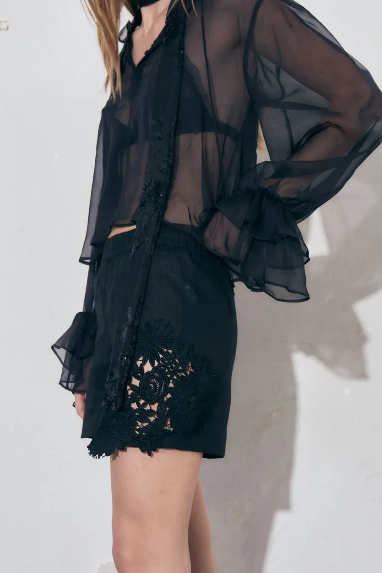 Short negro de estilo Oxford, una prenda elegante y versátil para la mujer moderna de Allo Martinez en Shorts para argentina