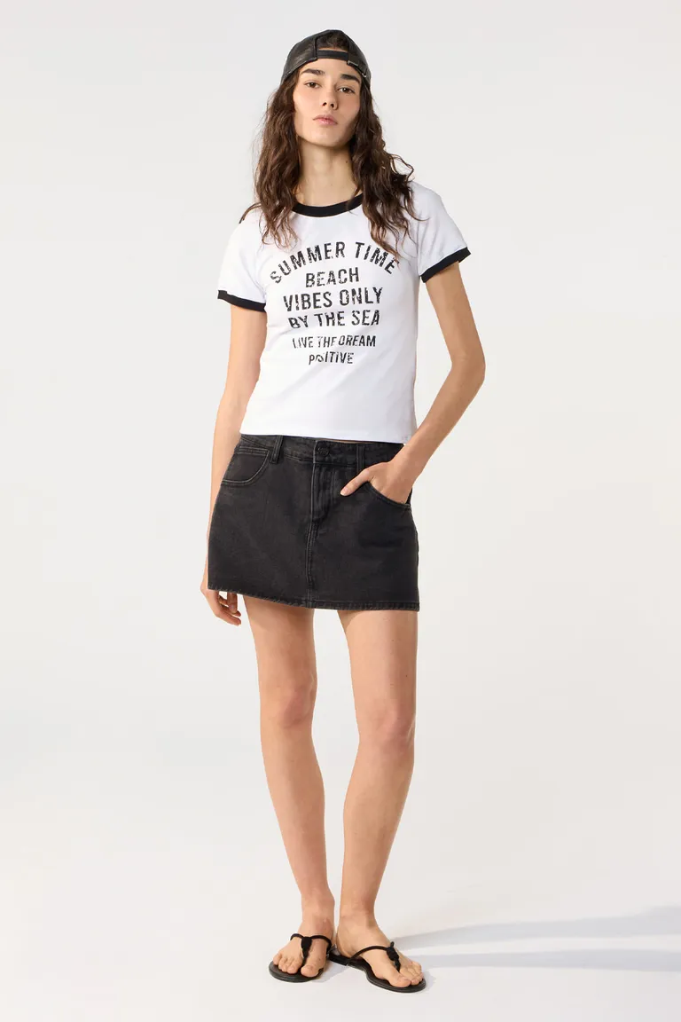 Mini corta de denim 5 bolsillos con lavado y bajo con pespunte de Cuesta Blanca en Shorts para argentina