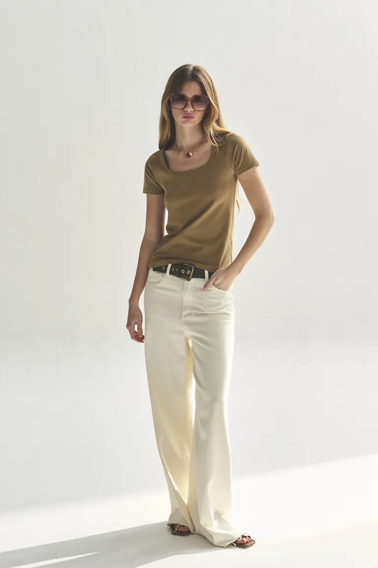 Remera de corte cuadrado en tono beige para mujer de Akiabara en Remeras para argentina