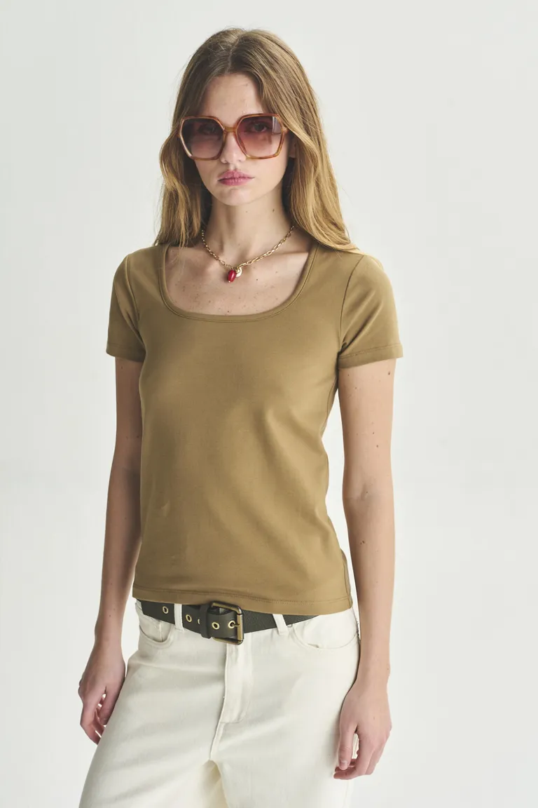 Remera de corte cuadrado en tono beige para mujer de Akiabara en Remeras para argentina