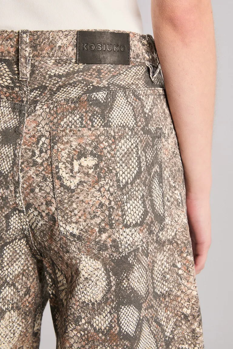 Bermuda de tiro medio con diseño exclusivo de estampa de serpiente y detalles de cristales de Kosiuko en Shorts para argentina