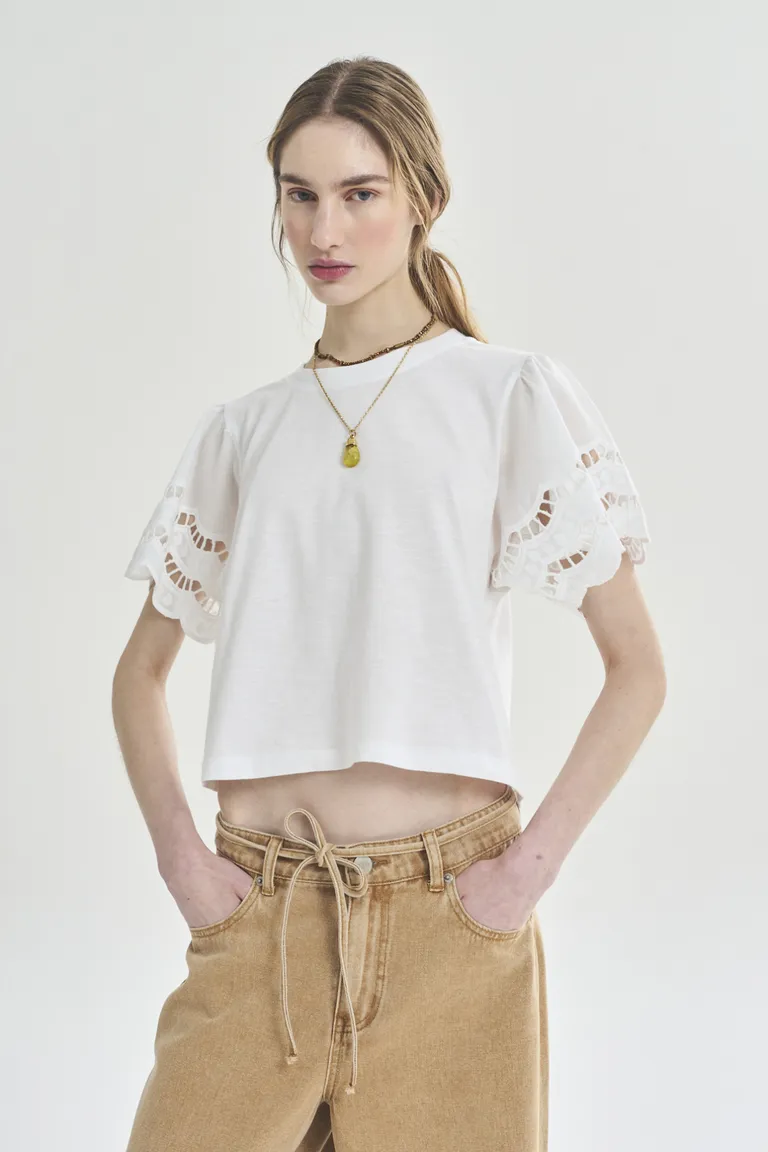 Remera blanca de manga corta, diseño simple y versátil para mujeres de Akiabara en Remeras para argentina