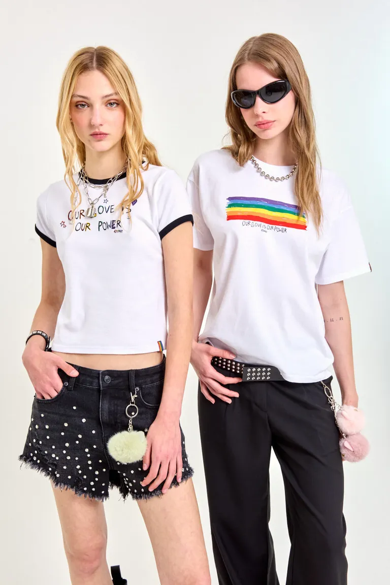 Remera blanca de algodón con estampado multicolor y mensaje de orgullo de 47 Street en Remeras para argentina