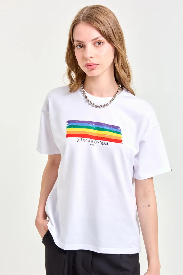 Remera blanca de algodón con estampado multicolor y mensaje de orgullo de 47 Street en Remeras para argentina