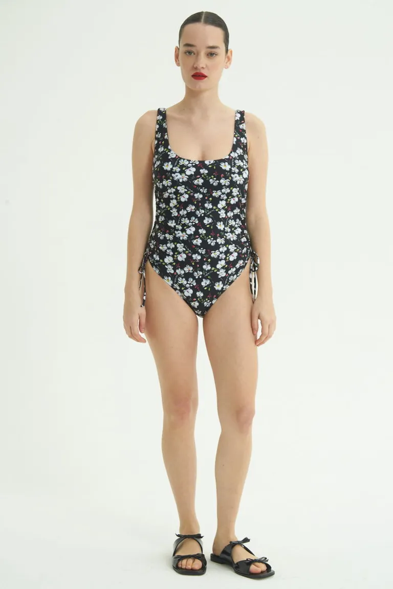 Traje de baño enterizo con escote redondo y detalles florales en la espalda de Las Pepas en Swimwear y Beachwear para argentina