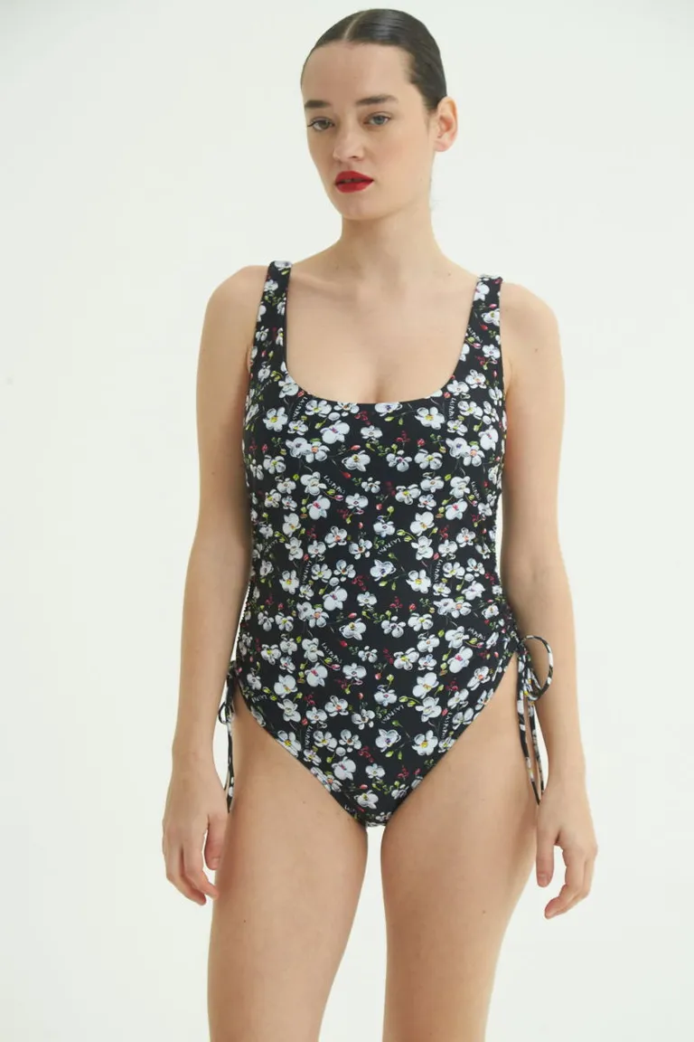 Traje de baño enterizo con escote redondo y detalles florales en la espalda de Las Pepas en Swimwear y Beachwear para argentina
