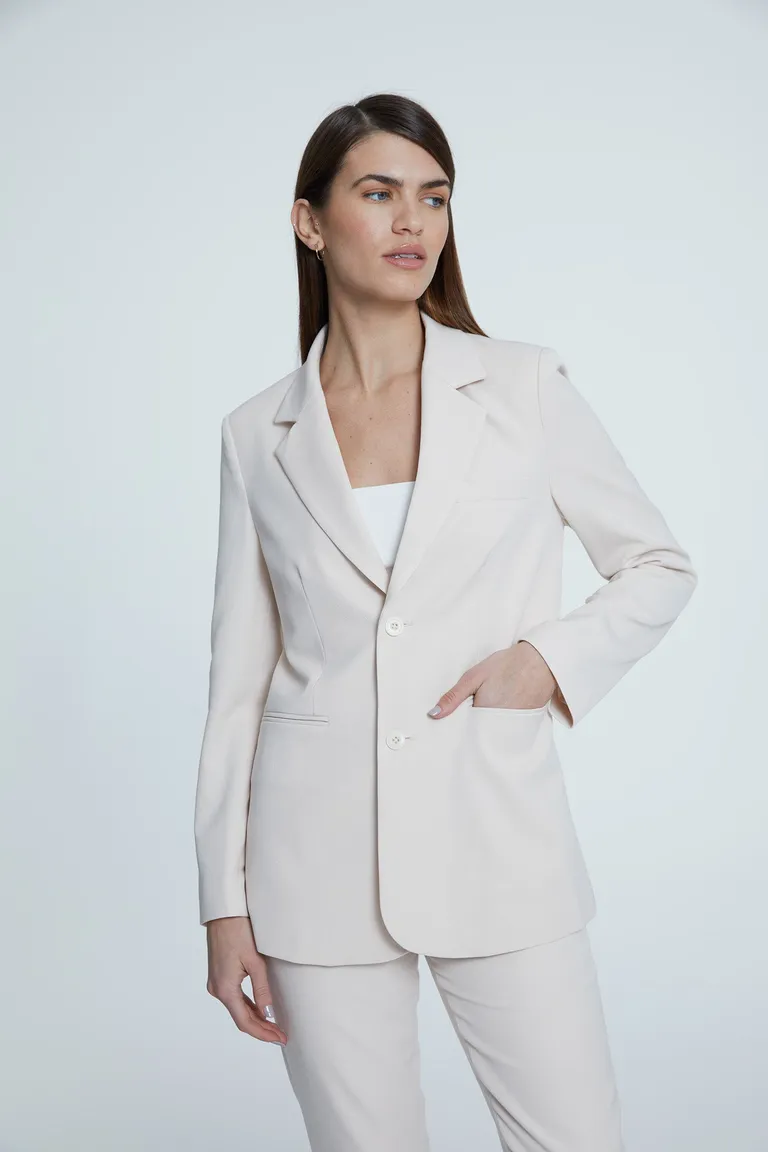 Blazer sastrero con corte recto, bolsillos frontales y tajos en espalda de Naíma en Blazers para argentina