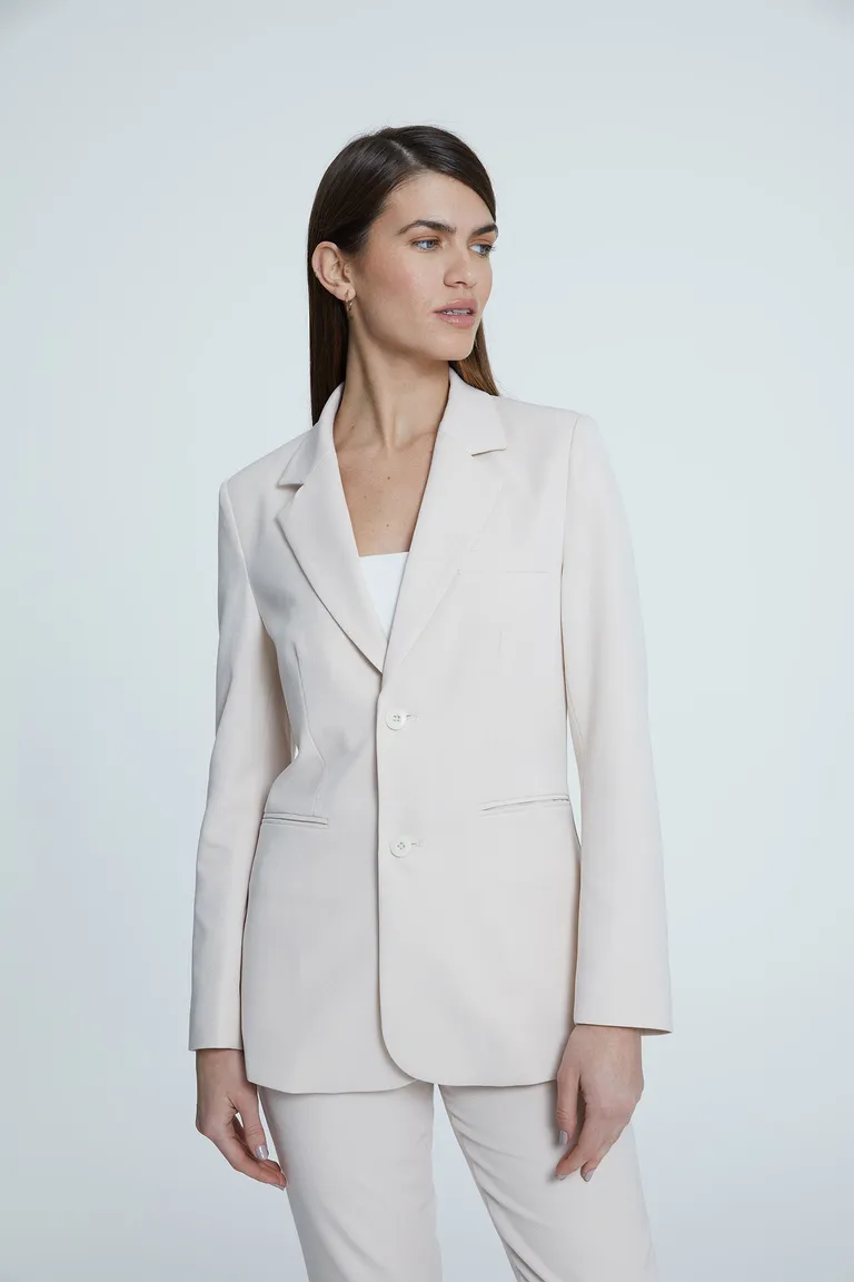 Blazer sastrero con corte recto, bolsillos frontales y tajos en espalda de Naíma en Blazers para argentina