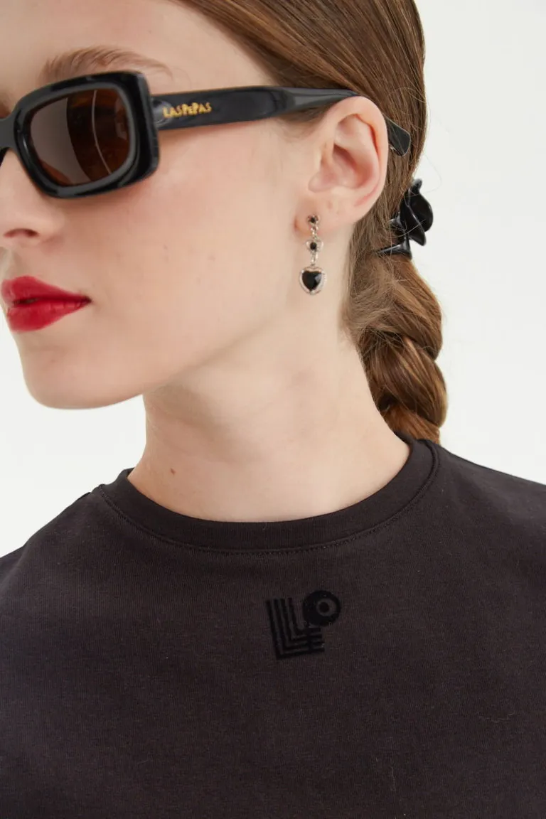 Remera básica de manga corta con cuello redondo y logo aplicado en el frente de Las Pepas en Remeras para argentina