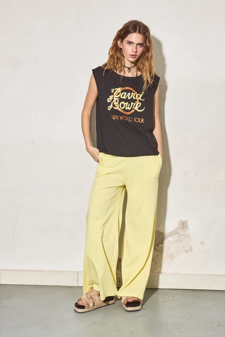 Remera negra con diseño gráfico impreso en la parte delantera, de estilo casual y moderno de Allo Martinez en Remeras para argentina