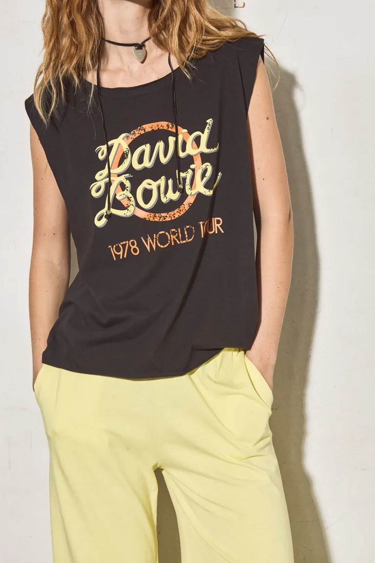 Remera negra con diseño gráfico impreso en la parte delantera, de estilo casual y moderno de Allo Martinez en Remeras para argentina