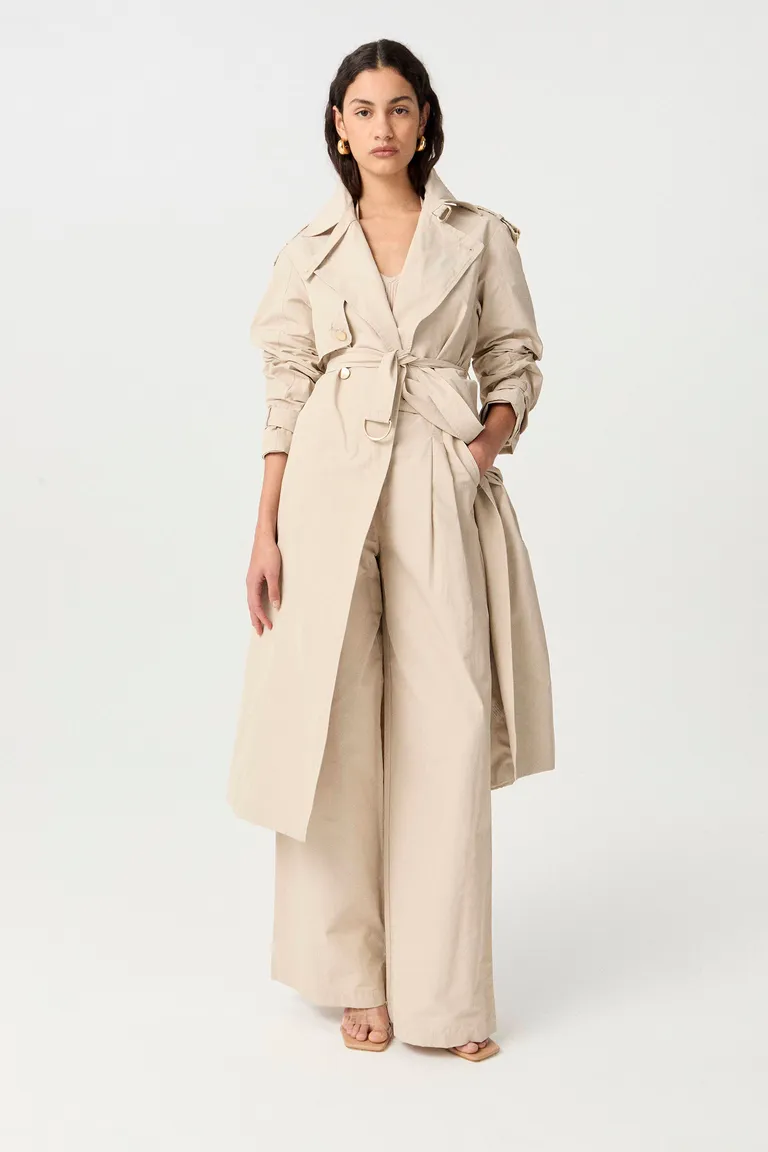 Sofisticado abrigo trench de silueta relajada y manga larga en tono neutro de Markova en Tapados para argentina