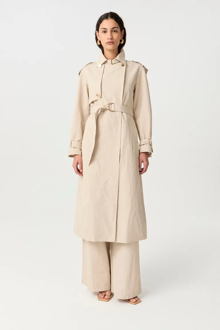 Sofisticado abrigo trench de silueta relajada y manga larga en tono neutro de Markova en Tapados para argentina