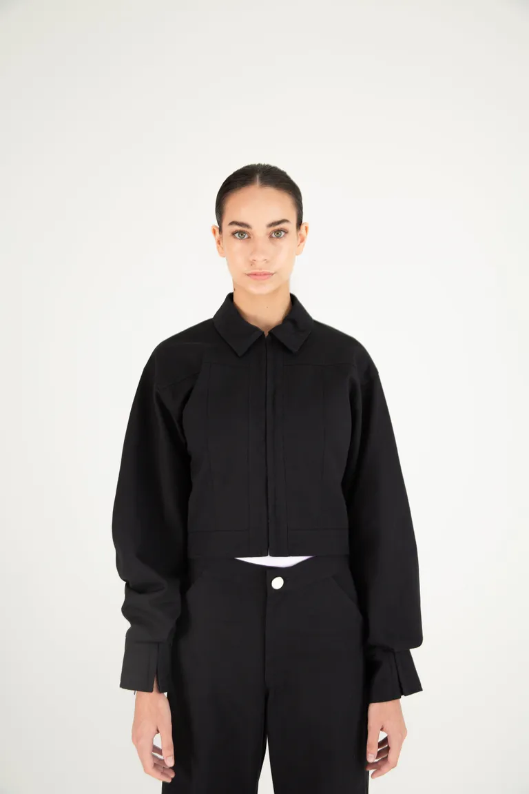 Chaqueta negra de corte holgado con cierre de ganchos corseteros de Naíma en Chaquetas para argentina