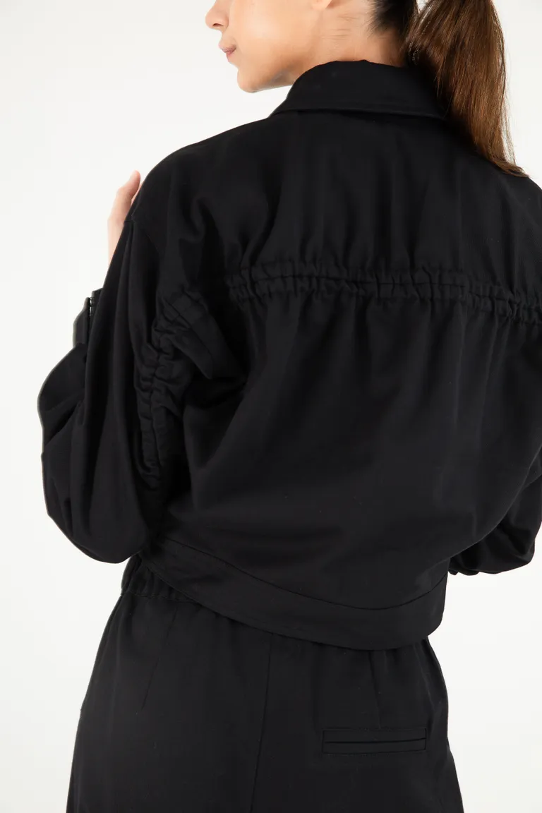 Chaqueta negra de corte holgado con cierre de ganchos corseteros de Naíma en Chaquetas para argentina