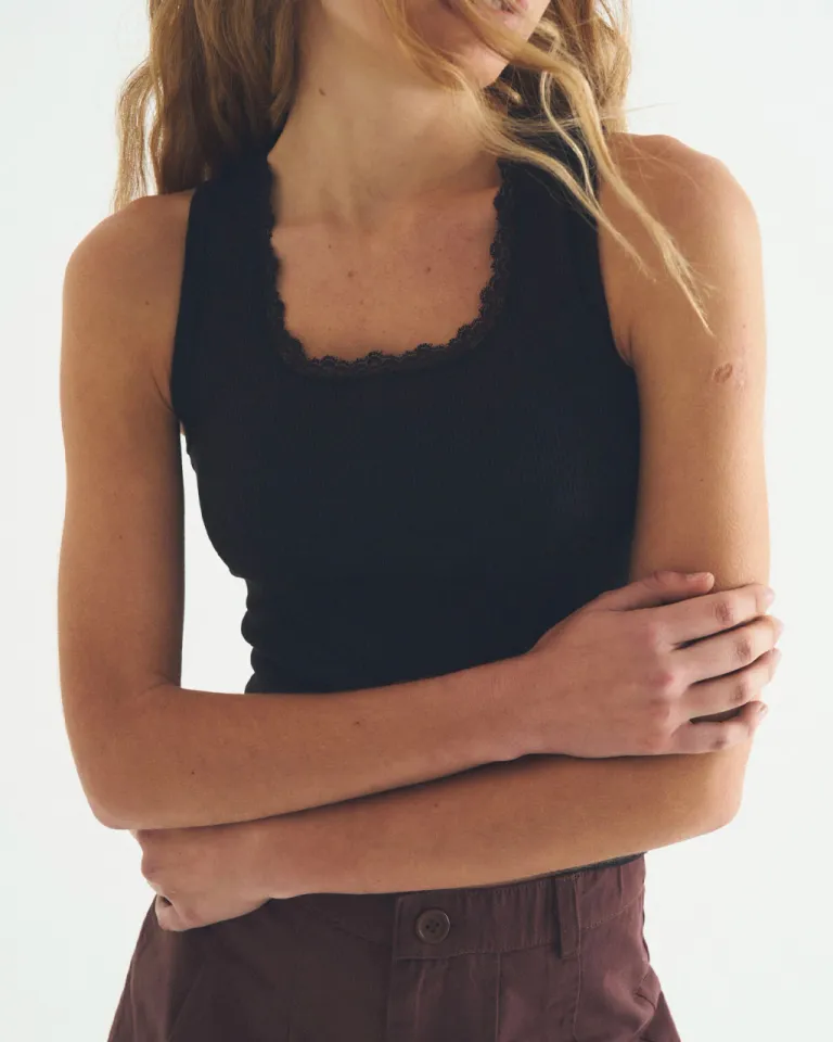 Top sin mangas con encaje en el cuello - Versatilidad y estilo en una prenda imprescindible de Sky en Tops para argentina