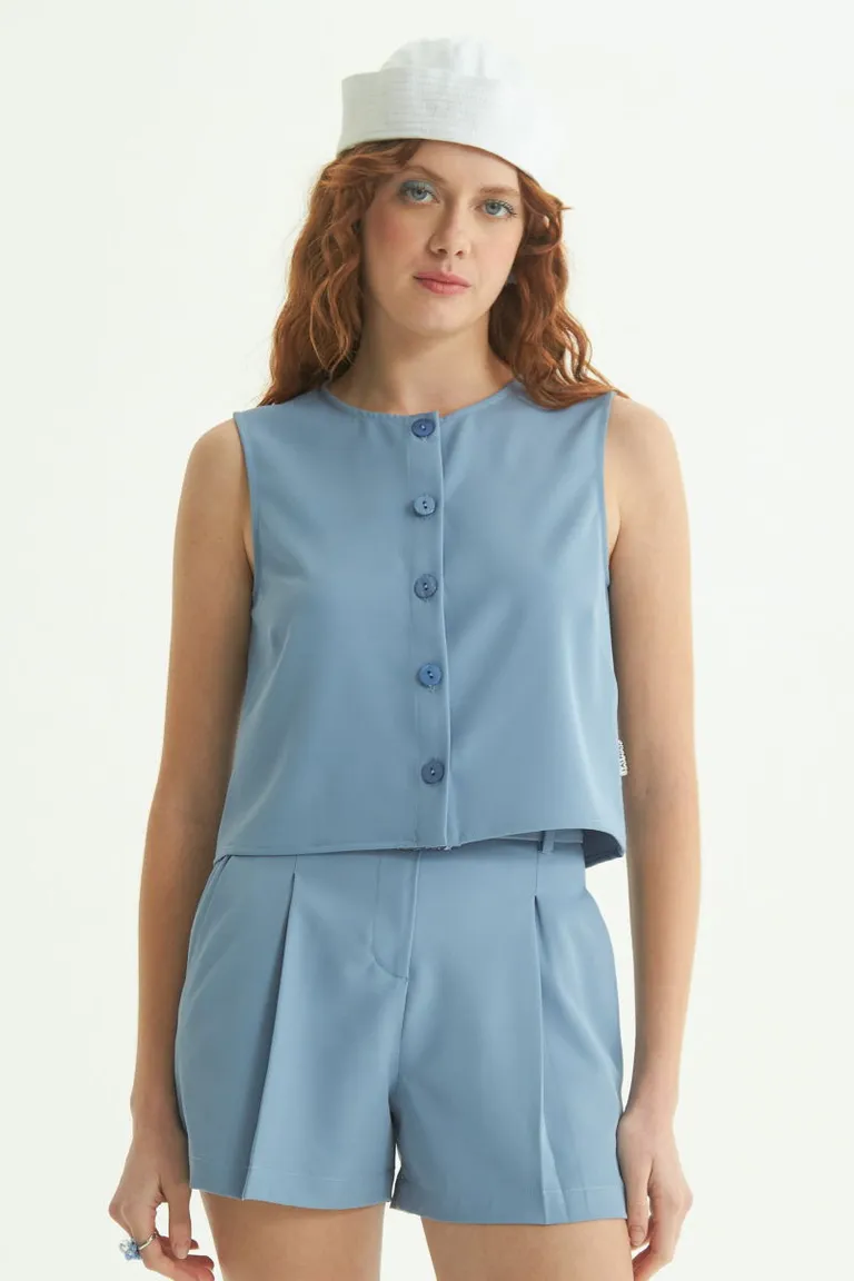 Top musculosa corto con cartera frontal y pinzas en la silueta de Las Pepas en Tops para argentina