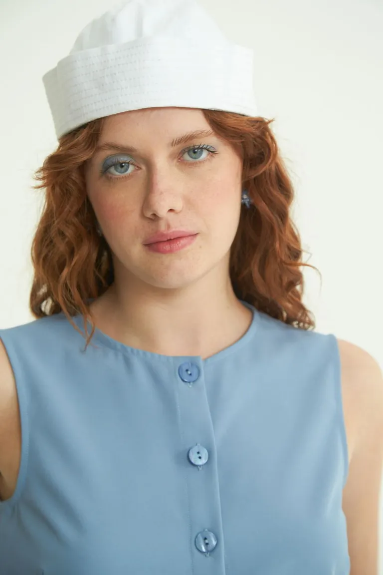 Top musculosa corto con cartera frontal y pinzas en la silueta de Las Pepas en Tops para argentina
