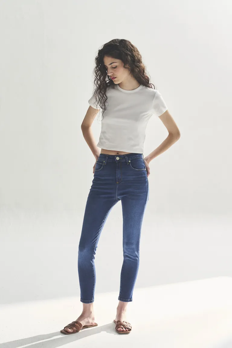Pantalones de mezclilla azul de corte ajustado para mujer de Akiabara en Pantalones para argentina