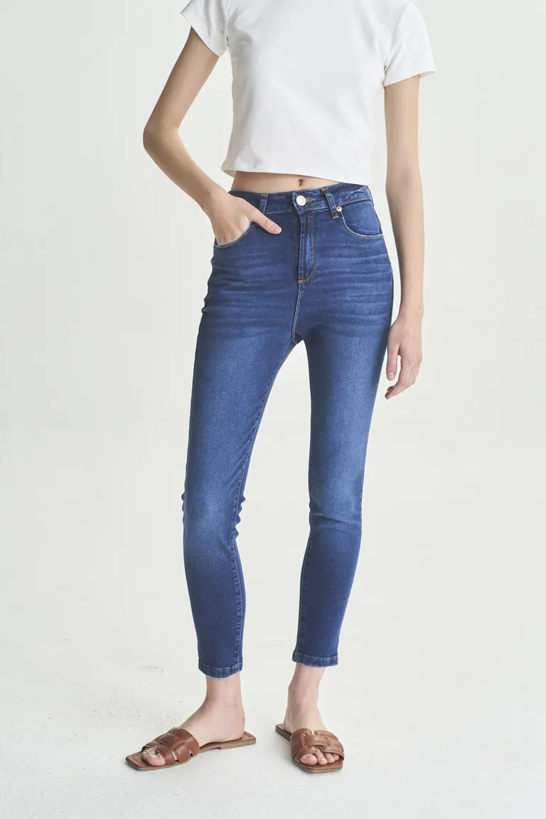 Pantalones de mezclilla azul de corte ajustado para mujer de Akiabara en Pantalones para argentina
