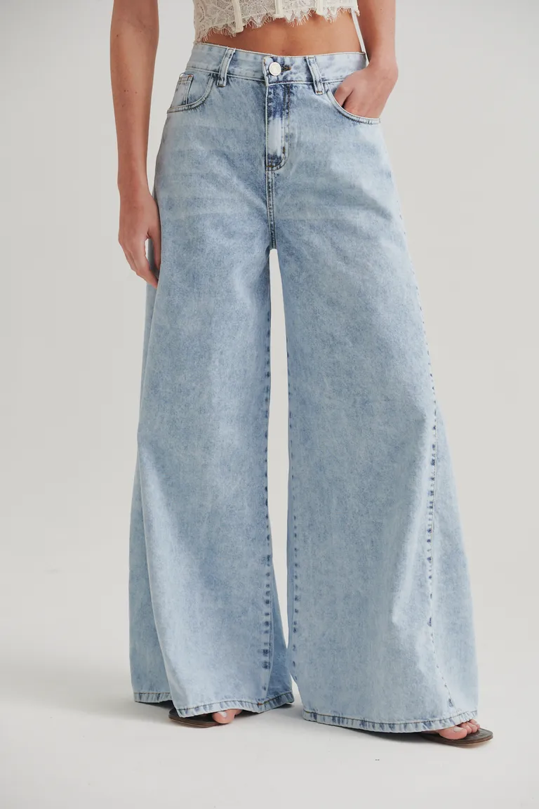 Pantalón ancho de tiro alto en denim para un estilo urbano y sofisticado de Sweet en Pantalones para argentina