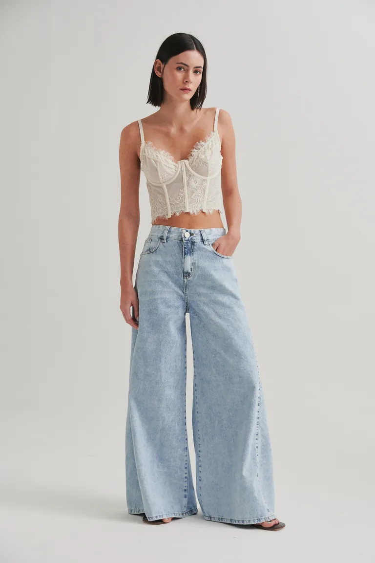 Pantalón ancho de tiro alto en denim para un estilo urbano y sofisticado de Sweet en Pantalones para argentina