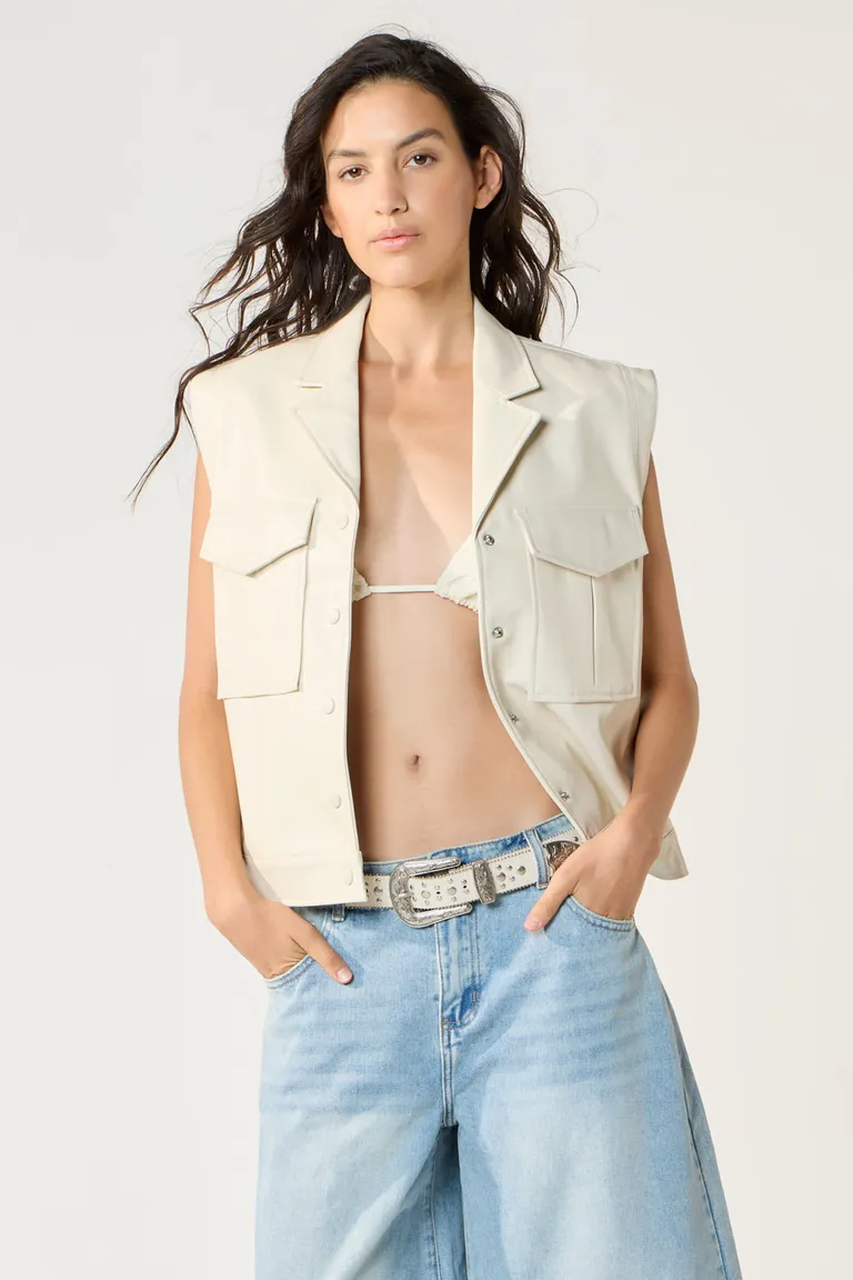Chaleco oversize de cuero ecológico con forrado a tono y bolsillos de Cuesta Blanca en Chalecos para argentina
