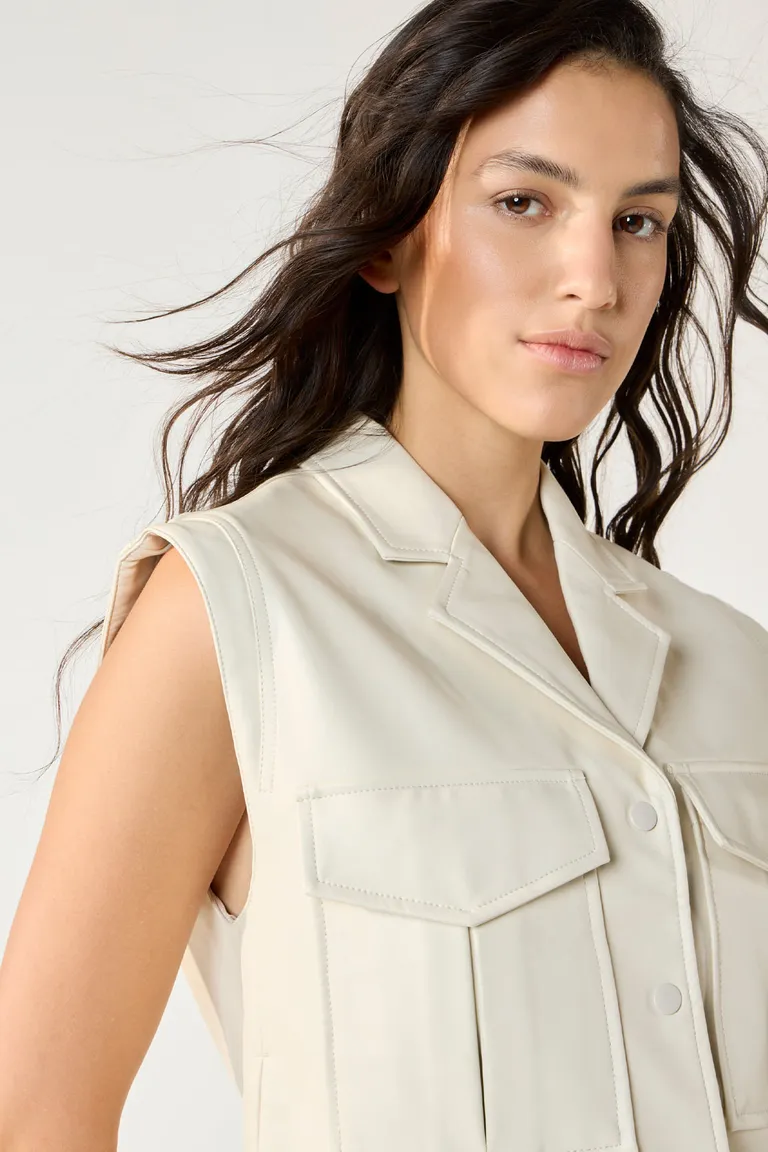 Chaleco oversize de cuero ecológico con forrado a tono y bolsillos de Cuesta Blanca en Chalecos para argentina
