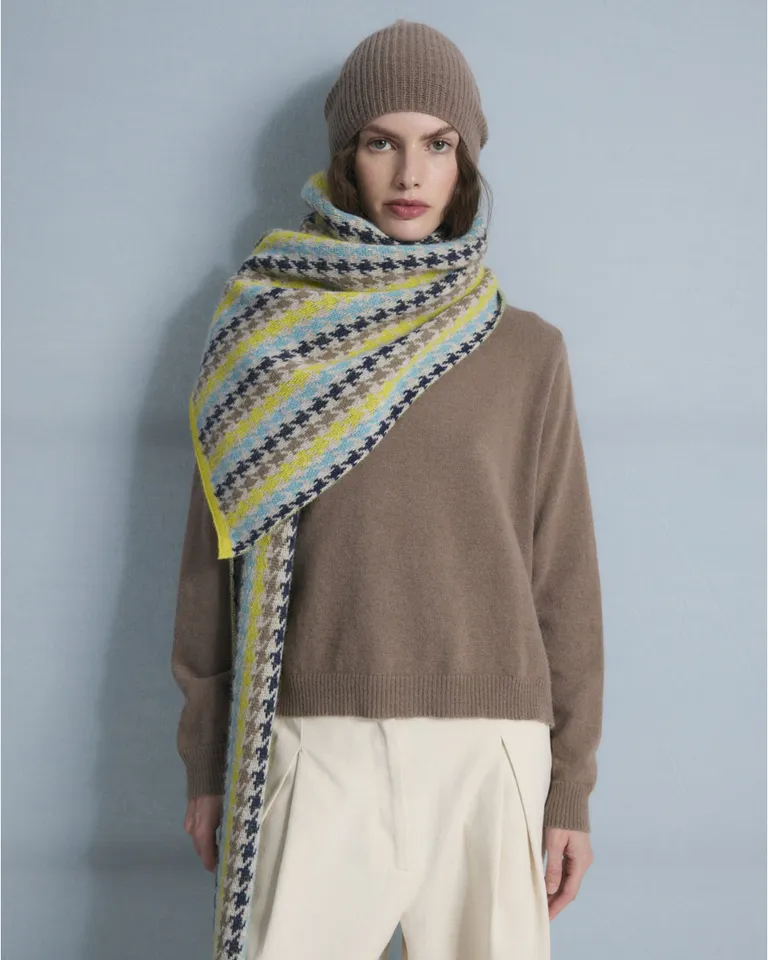 Sweater tejido de cuello redondo y mangas largas con diseño clásico de Blue Sheep en Buzos y Sweaters para argentina