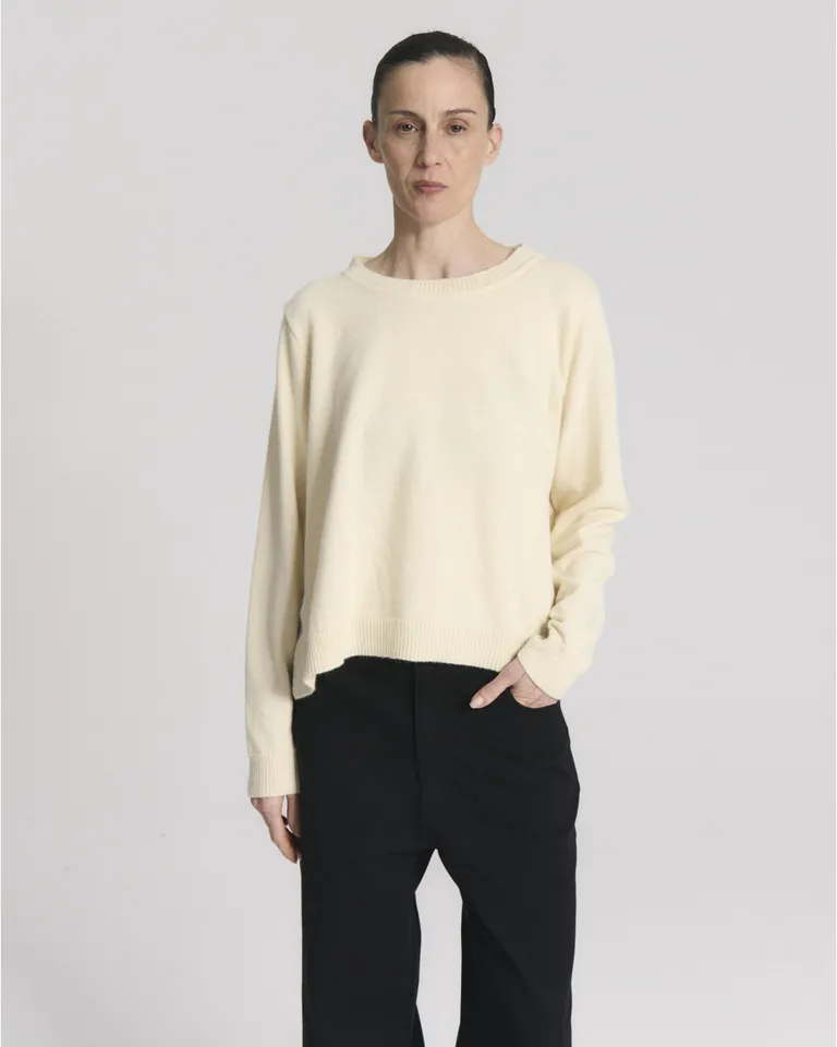 Sweater tejido de cuello redondo y mangas largas con diseño clásico de Blue Sheep en Buzos y Sweaters para argentina