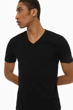 Remera slim cuello pico de Lefties en Remeras y Polos para argentina